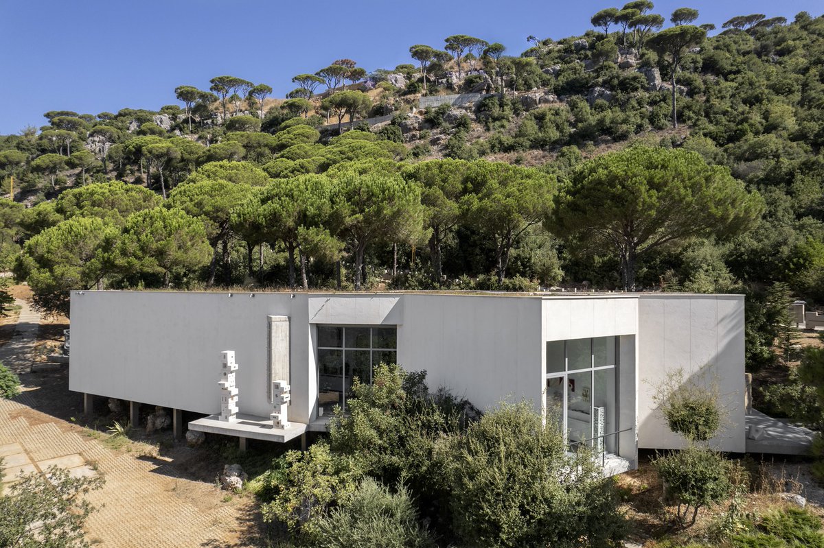 Saloua Raouda Choucair Foundation / Karim Bekdache Studio.

Driving down towards the foundation, a 200-meter-long concrete fence marks the approach to the gates. An homage to the artist’s stacki...

Check out the full story 👉 zurl.co/qkce (<a href="/ArchDaily/">ArchDaily</a>)

#architecture