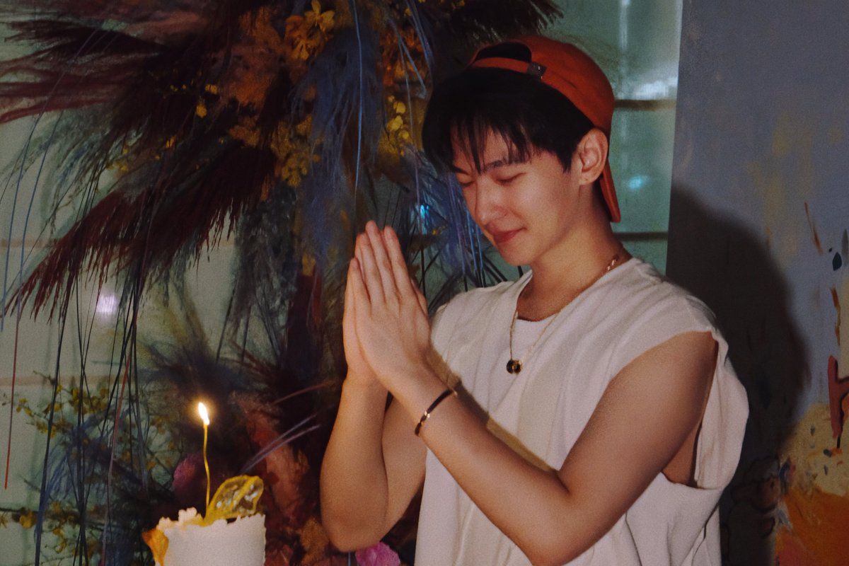 yangyang_tweets's tweet photo. 240909 ➙ #YangYang's team shared snaps from his birthday celebration🎊

“the candy is dyed with a touch of blue, sealing the romance;
the train has stopped at the platform today. see you at the next station🚏➤”

#杨洋 #HappyBirthdayYangYang #YangYang杨洋 https://t.co/5YSTrfSdQM