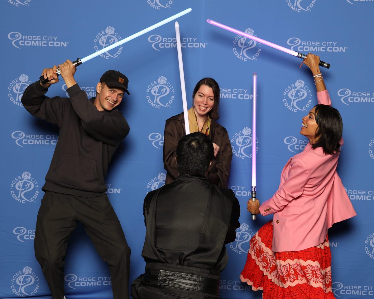 SWEchoes's tweet photo. Faire sa demande en mariage devant Hayden Christensen et Rosario Dawson ❤️‍🔥

(via @deebs___) https://t.co/twN7Lmf8EW