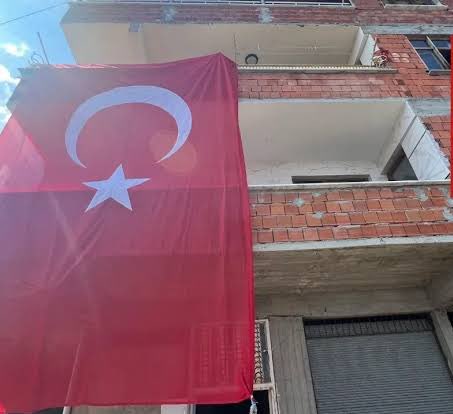 askeriheyet's tweet photo. Şehit Piyade Üsteğmen Ömer Fatih Ayar'ın evine Türk bayrağı asıldı. https://t.co/PxNBIrZOLd