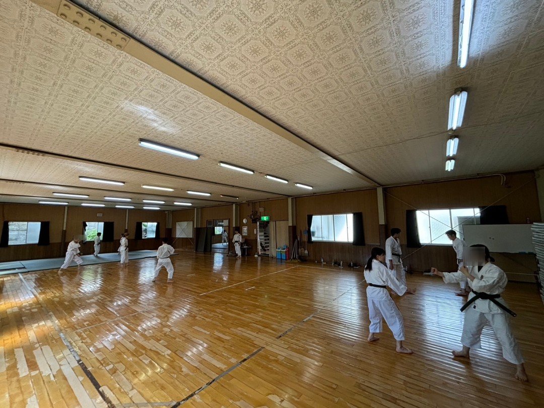 ynushorinji24's tweet photo. こんばんは、横浜国立大学少林寺拳法部です。先日8月30日〜9月2日に山梨県での夏合宿のご報告です!
合宿では通常修練の他、新人大会に向けた練習も行いました!
台風に見舞われながらも実施できてよかったです、
最後の写真、富士山きれいですよね☺️ https://t.co/njQuIpx6RR