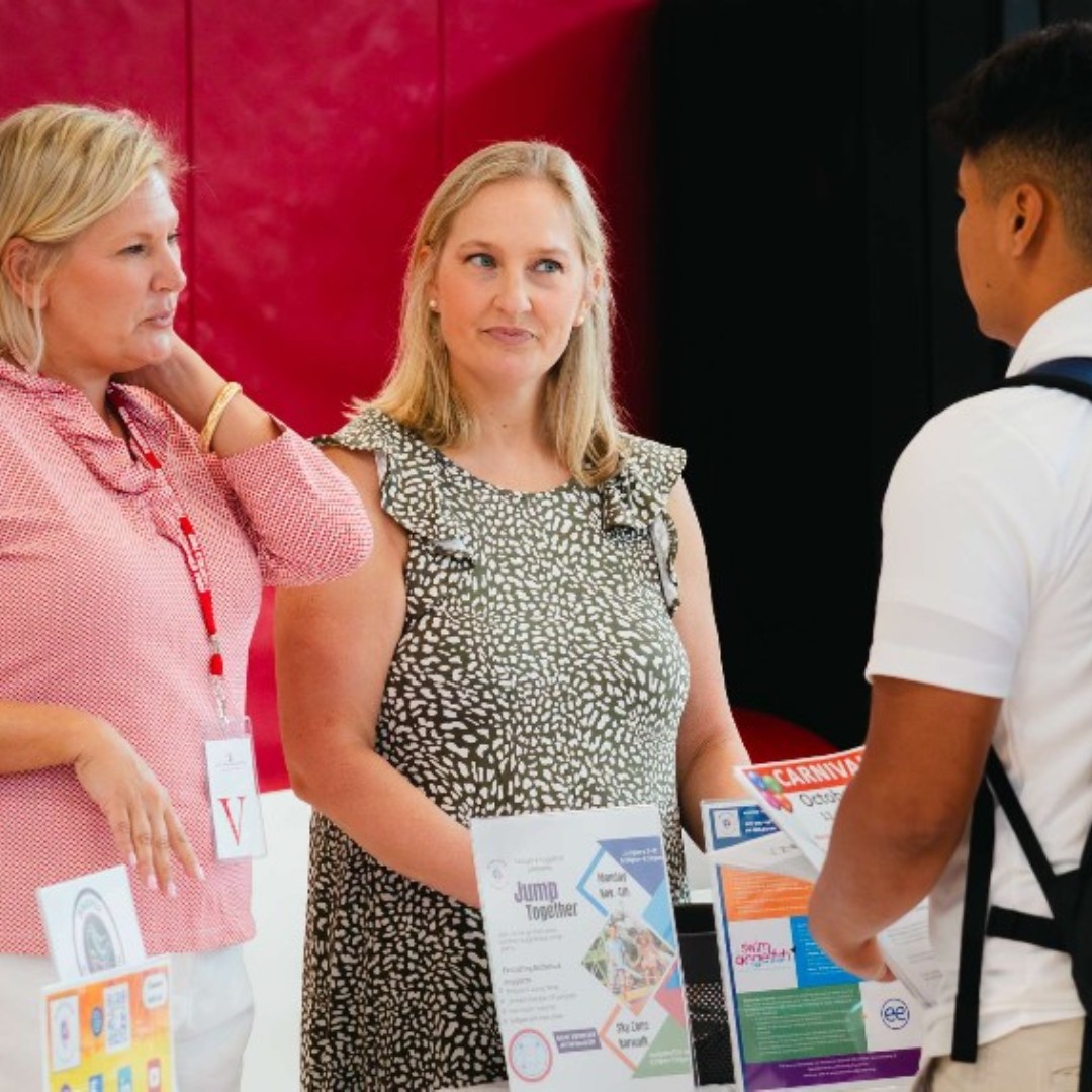 fairfieldprep's tweet photo. Prep Students took part in this year's "Ignatian Service Fair," giving them the opportunity to meet with local agencies. Seniors will choose an organization to commit themselves to this year as part of our service program. 

#JesuitSchools #MenForOthers #OurCommonHome #BeIgnited https://t.co/8NlWUrxnKr
