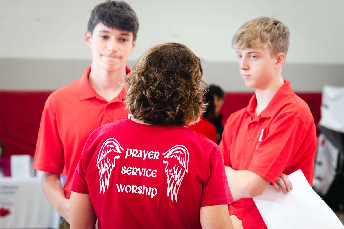 fairfieldprep's tweet photo. Prep Students took part in this year's "Ignatian Service Fair," giving them the opportunity to meet with local agencies. Seniors will choose an organization to commit themselves to this year as part of our service program. 

#JesuitSchools #MenForOthers #OurCommonHome #BeIgnited https://t.co/8NlWUrxnKr