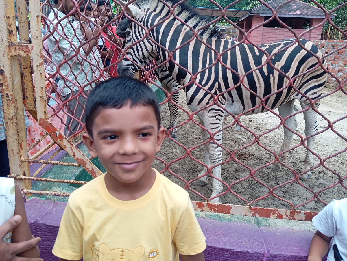 faShohag2005's tweet photo. Family time at zoo. https://t.co/mkGFVvFonY