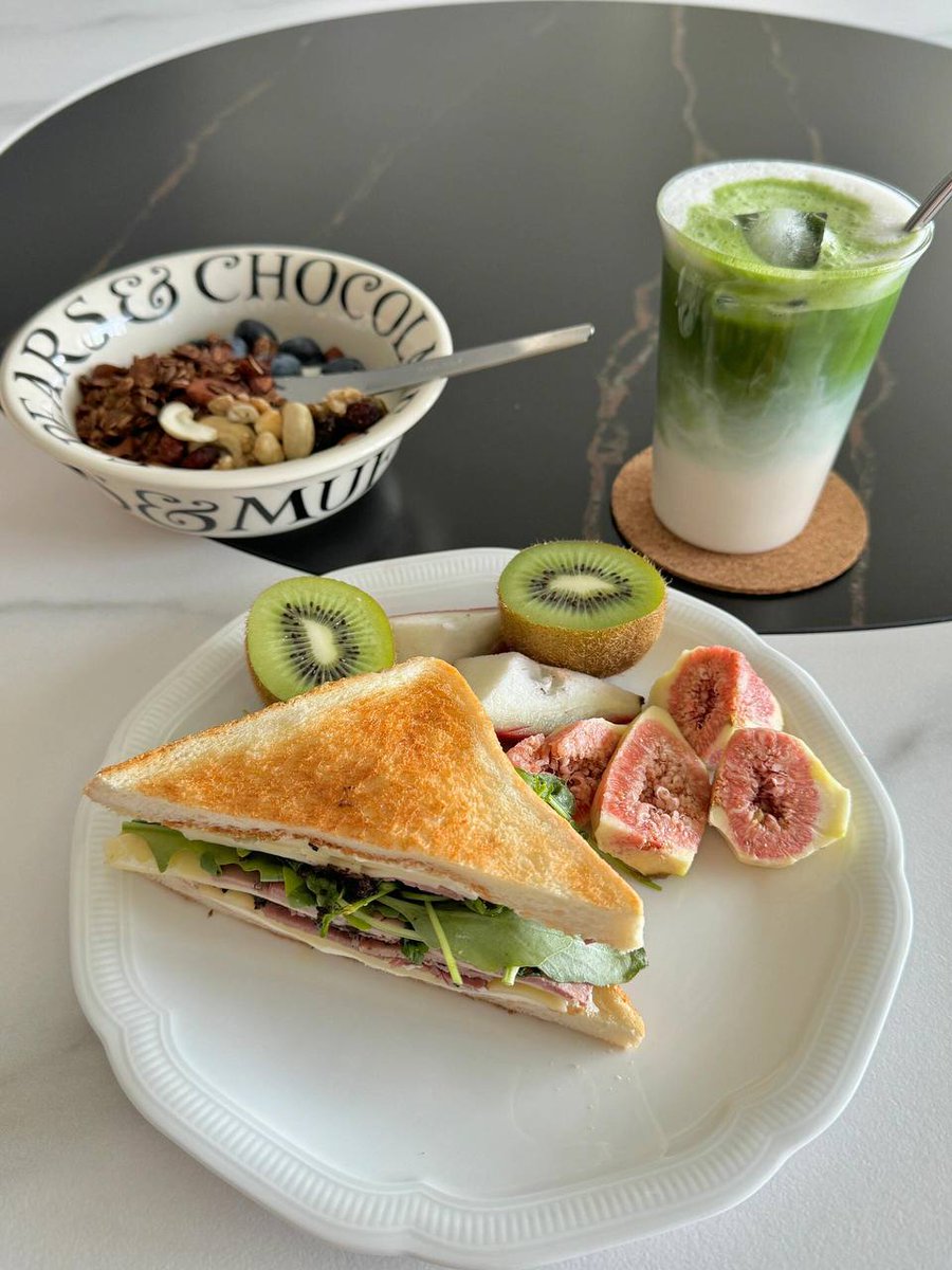 Breakfast is a passport to morning🤗🥝🥪