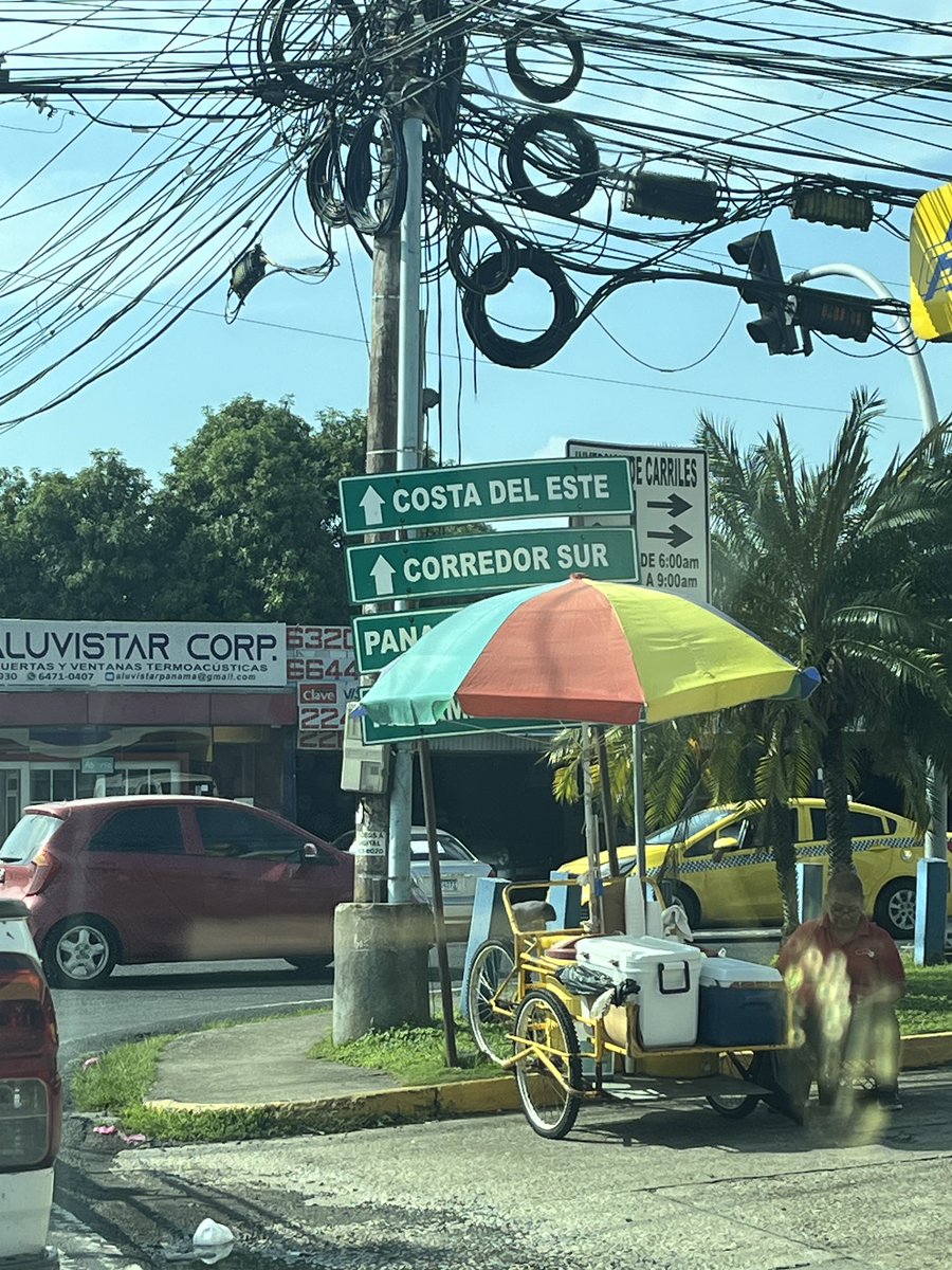 GKippingA's tweet photo. En que mundo esto es correcto?
Un letrero tapando a otro y el parasol del chichero que no ayuda.
@ATTTPanama https://t.co/69ZPCUgKIF
