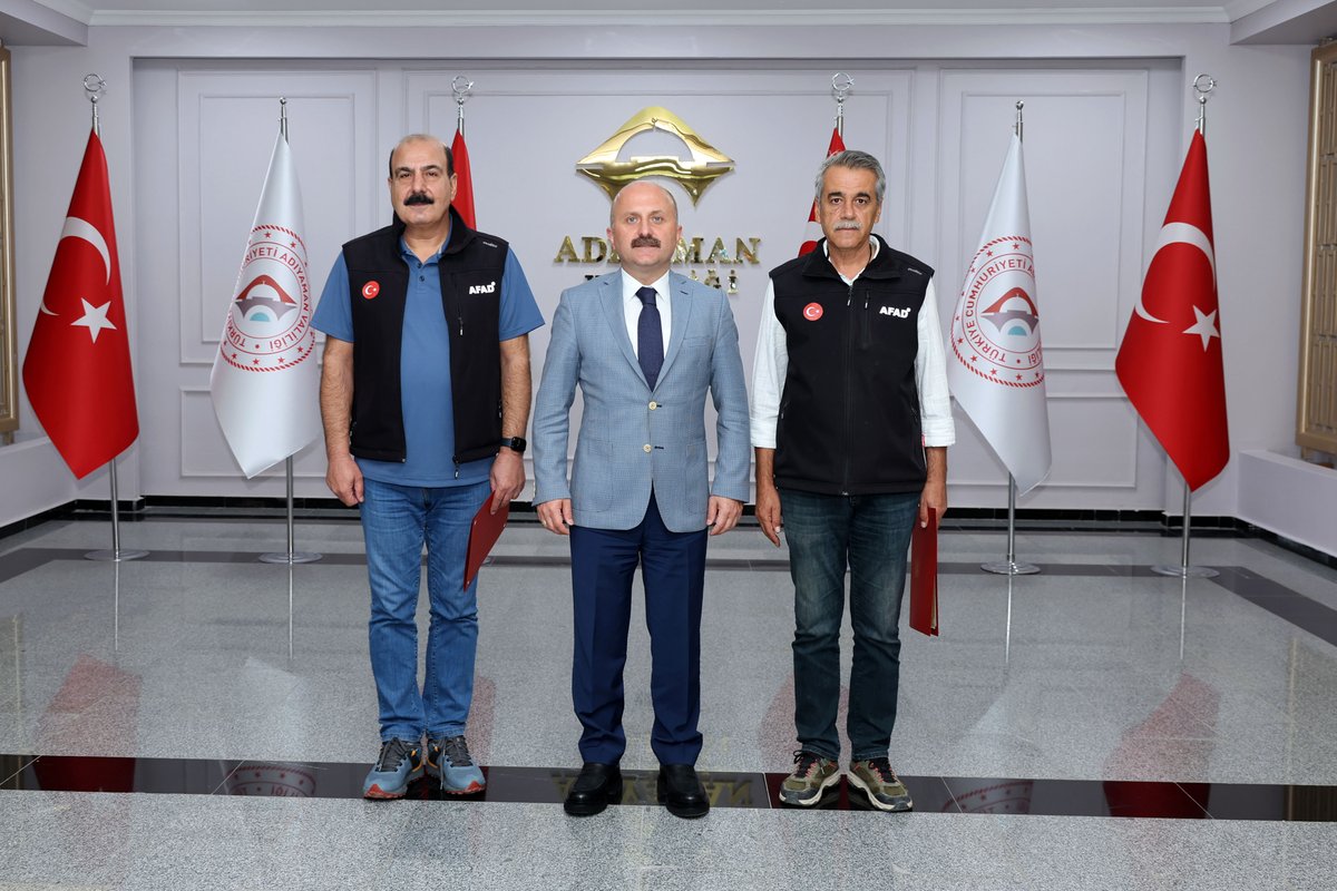 Valimiz Sayın <a href="/DrOsmanVarol/">Dr Osman Varol</a>, yaşadığımız deprem afeti sonrası AFAD İl Müdürlüğümüz bünyesinde geçici konaklama merkezlerinde koordinatör olarak görev yapan ve bugün itibariyle görevleri tamamlanan Abdurrahim Dayanan ve Akşit Dayı'yı kabul etti.

Valimiz, Abdurrahim Dayanan ve