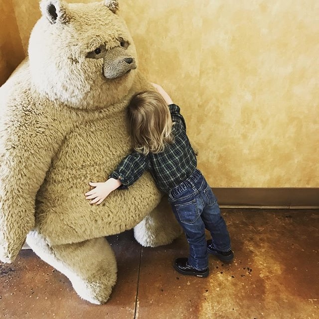 Warm hugs for your Monday, brought to you by 
Truffles the Bear... 🧸
Happy "National Teddy Bear Day"!

#MondayMotivation  #rockymountainchocolate