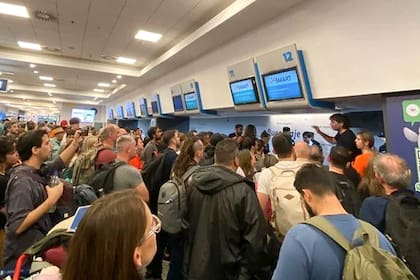 hamaxx1's tweet photo. Si llegan a cruzarse con ellos, salúdenlos.😠
Son los TURROS que decidieron parar la actividad aerocomercial alternativamente hasta el 28 de septiembre.
Pablo Biró; Edgardo Llano y Rubén Fernández. https://t.co/Egd6J7RfWL