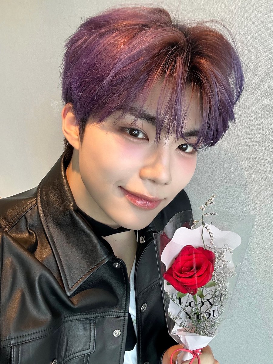 ZB1_official's tweet image. _💌

제로즈으 이번 활동하면서 너무 행복한 기억들만 가득해요 음악방송 5관왕도 하고 차트에도 길게 이름을 올리고 무엇보다 열심히 준비한 앨범인 만큼 제로즈들도 좋아해 주고 열심히 서포트 해주는 모습 보면서 아이돌을 하기 잘했다 라는 생각이 드는 것 같아요 우리 앞으로도 같이 행복하기만…