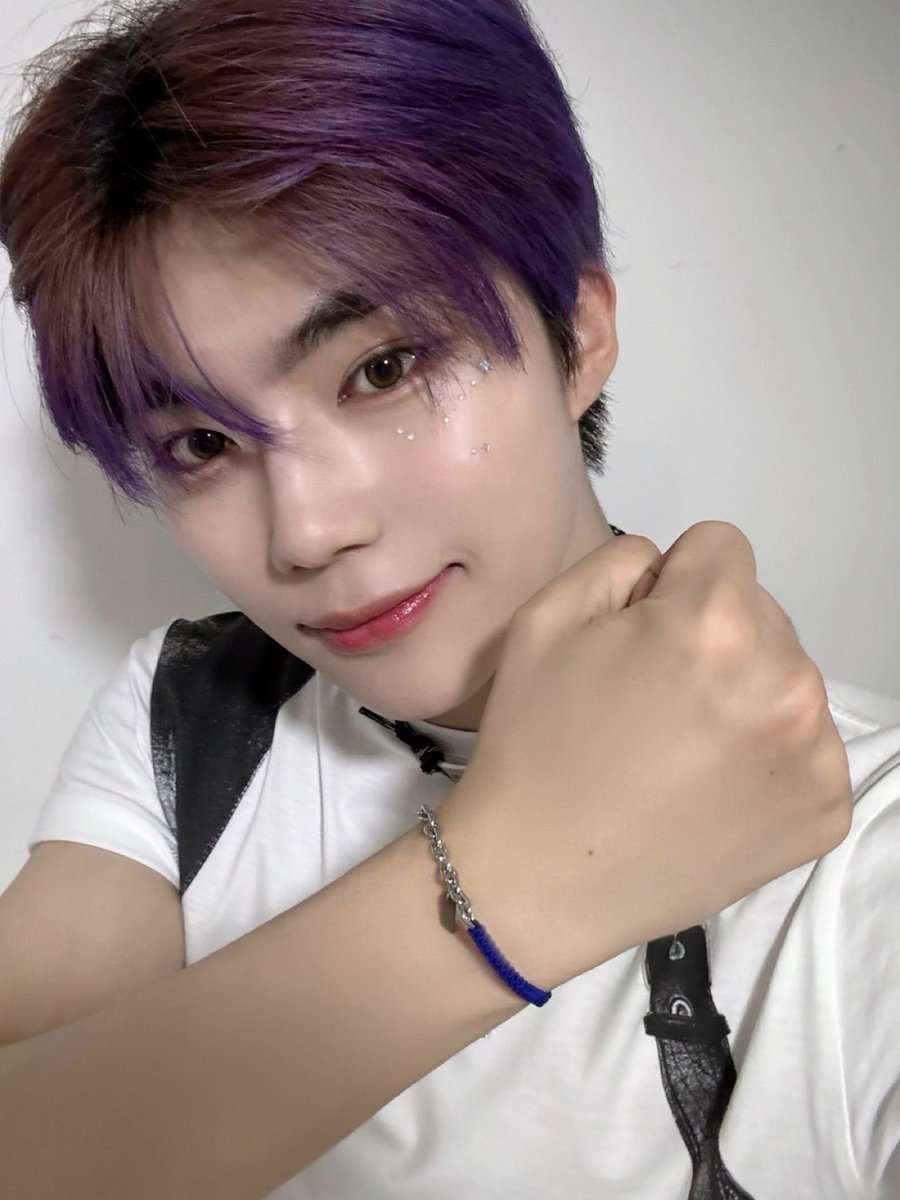 ZB1_official's tweet image. _💌

제로즈으 이번 활동하면서 너무 행복한 기억들만 가득해요 음악방송 5관왕도 하고 차트에도 길게 이름을 올리고 무엇보다 열심히 준비한 앨범인 만큼 제로즈들도 좋아해 주고 열심히 서포트 해주는 모습 보면서 아이돌을 하기 잘했다 라는 생각이 드는 것 같아요 우리 앞으로도 같이 행복하기만…