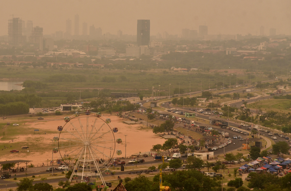 UltimaHoracom's tweet photo. 🚨 Advierten que la calidad de aire es perjudicial por humo en el ambiente: https://t.co/6ZtsAj3lgI

Múltiples focos de incendios en Brasil, Bolivia y Chaco, que fueron registrados, están afectando considerablemente la calidad del aire en el país, principalmente en la zona de Asunción.

✅ Recomendaciones

• Reducir el esfuerzo prolongado o intenso al aire libre.

• Consultar al servicio de salud ante cualquier síntoma, como tos, dificultad para respirar y conjuntivitis.

• Evitar el ejercicio al aire libre, utilizar mascarillas, cerrar las ventanas para evitar el ingreso del aire contaminado y utilizar un purificador de aire en los domicilios.

📸: Dardo Ramírez - ÚH