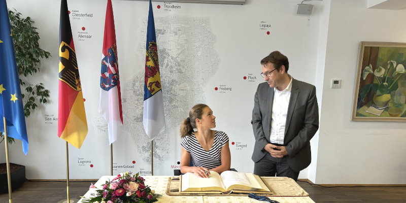Olympia-Goldmedaillengewinnerin Lisa Tertsch trägt sich ins Goldene Buch der Wissenschaftsstadt Darmstadt ein dlvr.it/TD1SDs