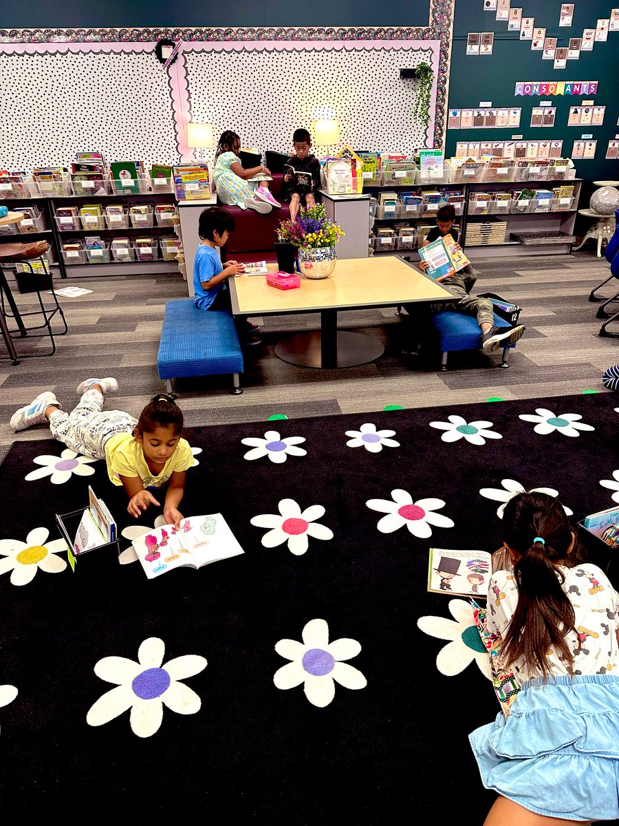 Cyrusm344's tweet photo. A room full of 2nd graders building their reading stamina, makes a teacher's heart happy! 📙💚📘 @NoviParkview @NCSD #novipride https://t.co/xdjlcQEPHi
