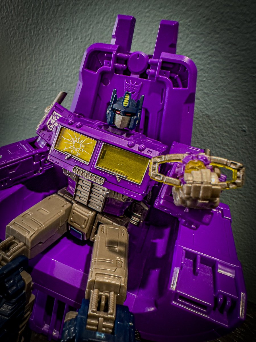 DaMENACE37's tweet photo. 😈 #Transformers https://t.co/v3vpLZeRhh