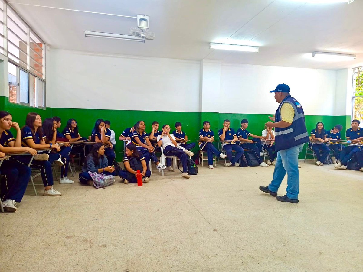 ansvcol's tweet photo. Promovemos la #SeguridadVial, para prevenir siniestros viales. 🛣️

También sensibilizamos a padres y estudiantes de la #NormalSuperior de📍 #Neiva sobre la movilidad segura, para que conocieran los factores de riesgos y la importancia de utilizar elementos de protección. 🚦🚸 https://t.co/Pyiq0imimn