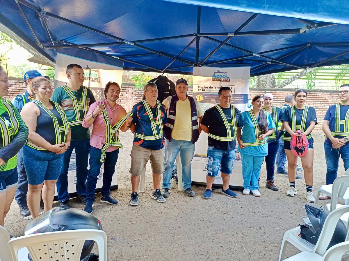 ansvcol's tweet photo. Promovemos la #SeguridadVial, para prevenir siniestros viales. 🛣️

También sensibilizamos a padres y estudiantes de la #NormalSuperior de📍 #Neiva sobre la movilidad segura, para que conocieran los factores de riesgos y la importancia de utilizar elementos de protección. 🚦🚸 https://t.co/Pyiq0imimn