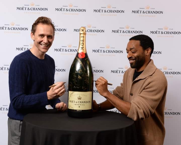 TomHidFansLATAM's tweet photo. Nuevo‼️
#TomHiddleston y #ChiwetelEjiofor firman una botella de Möet & Chandon, que después será subastada a beneficio de la fundación del #TIFF.
📷 thewrap.
#HiddlesNEWS #TomHiddleston #Hiddleston #Hiddlesarmy #hiddlestoners #twhiddleston #hiddlesfans #hiddleslove https://t.co/DnGMdQDFx6
