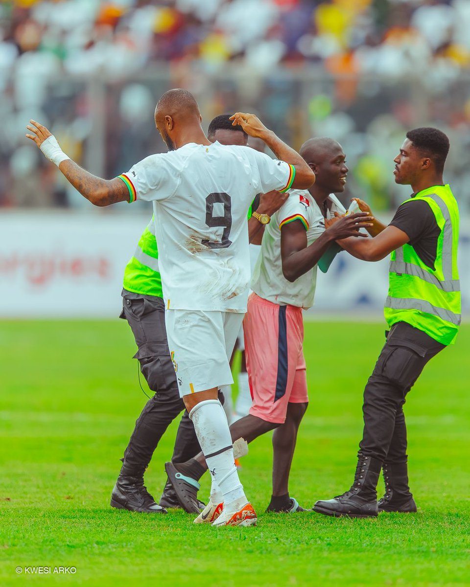 kwesiarko's tweet photo. Jordan vs the pitch invader.. #AFCON2025Q #GHAVANG https://t.co/8UpIG9bVbZ