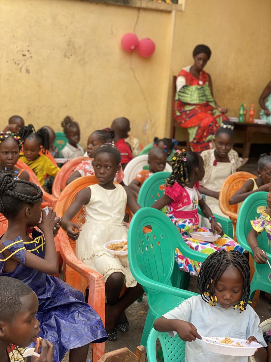 sylcine_'s tweet photo. C'est le mois de la rentrée et 129 millions de filles sont privées d'éducation dans le monde, dont 52 millions en Afrique subsaharienne. 📚

Avec l'association MASEKA, je me rendrai ce mois-ci au Sénat avec 15 autres jeunes actifs pour une visite et dialogue sur l'importance de l'éducation pour les filles. 

MASEKA c'est une association qui scolarise chaque jour des filles en Centrafrique et les protège de la précarité menstruelle. Ces jeunes filles ont besoin de vos dons pour accéder à l'école et vivre convenablement. 🙏🏻

Vous pouvez parrainer une écolière, financer les fournitures scolaires d'un enfant, devenir membre de l'association ou faire un don. On compte sur vous !❤️

LIEN ⬇️