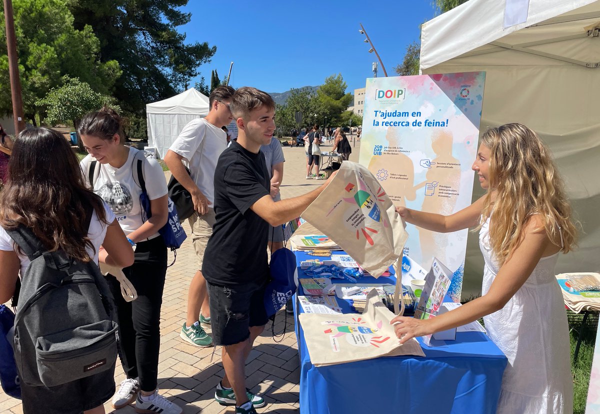 Avui la #FUEIB ha estat present a la jornada Viu la UIB amb els estands de <a href="/Campusesport/">CampusEsport | UIB</a>, #UIBIdiomes, <a href="/DOIP_UIB/">DOIP</a> i #UIBEmprèn! 

Gràcies a tots els que heu passat a conèixer de prop els nostres serveis i oportunitats, i esperam que hàgiu gaudit tant com nosaltres! 🙏