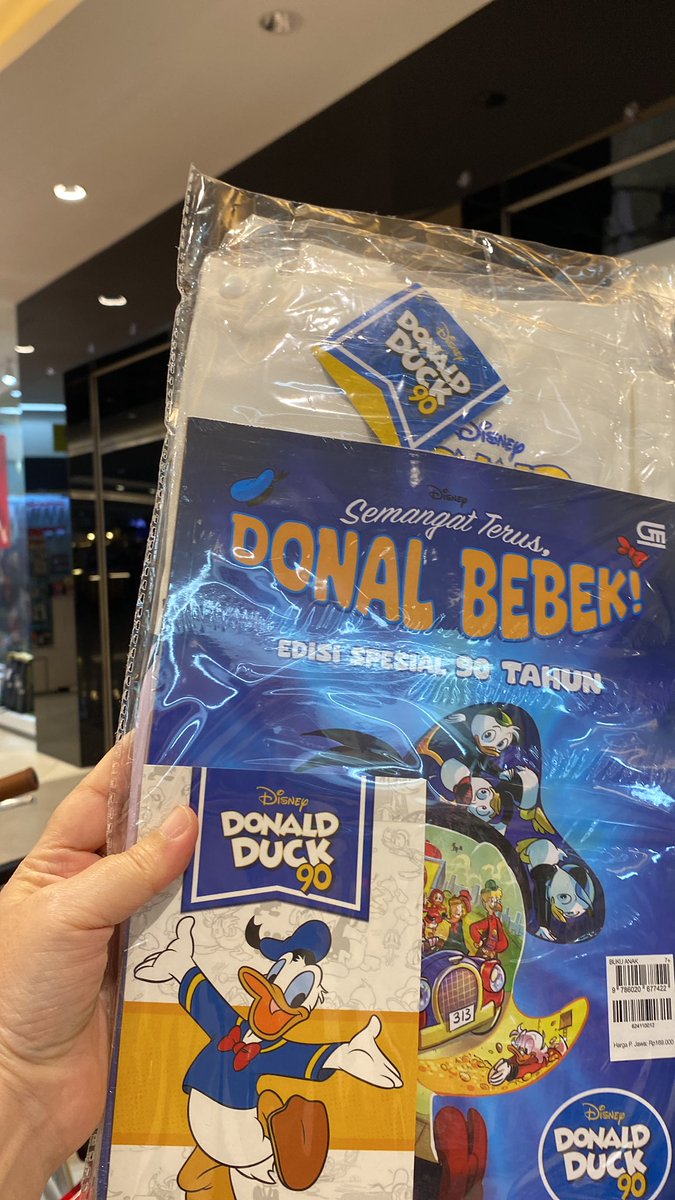 fannylesmana's tweet photo. Udah 90 tahun? Aku aja belum segitu… getu getu biar umur udah segini ternyata ndak bosan juga baca kisah Donal Bebek, tokoh yang getu getu… 

#bacabuku #bacadonalbebek #90tahundonalbebek https://t.co/w0xsJyFvs7