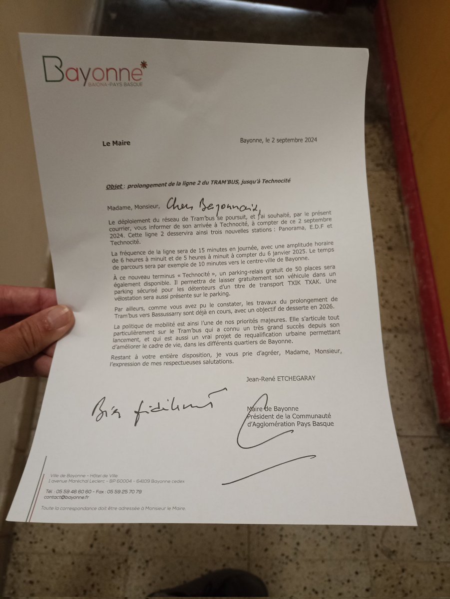 Ekhi Erremundegi (@ekhierremundegi) on Twitter photo Alde batean frantses hutsean, eta beste aldean zuri. Hain zaila da bi hizkuntzetan egitea <a href="/JreneEtchegaray/">Jean-René Etchegaray</a> eta <a href="/VilleDeBayonne/">VilleDeBayonne</a> ? Zergatik euskarak hain leku gutxi du zuen komunikazioan? Alde batean frantses hutsean, eta beste aldean zuri. Hain zaila da bi hizkuntzetan egitea <a href="/JreneEtchegaray/">Jean-René Etchegaray</a> eta <a href="/VilleDeBayonne/">VilleDeBayonne</a> ? Zergatik euskarak hain leku gutxi du zuen komunikazioan?
