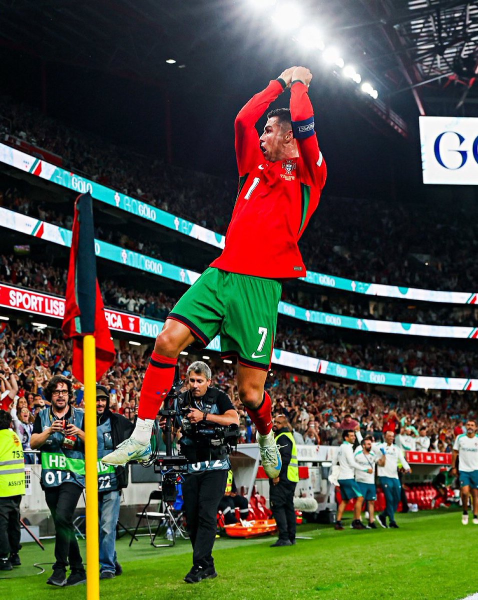 centregoals's tweet photo. 🚨🚨🎙️| Harry Kane on Cristiano Ronaldo: 

"Watching Cristiano Ronaldo score his 901st goal yesterday and seeing him compete at 39 years old INSPIRES ME to compete for as long as possible..." 🤝 https://t.co/apth9fdXNO