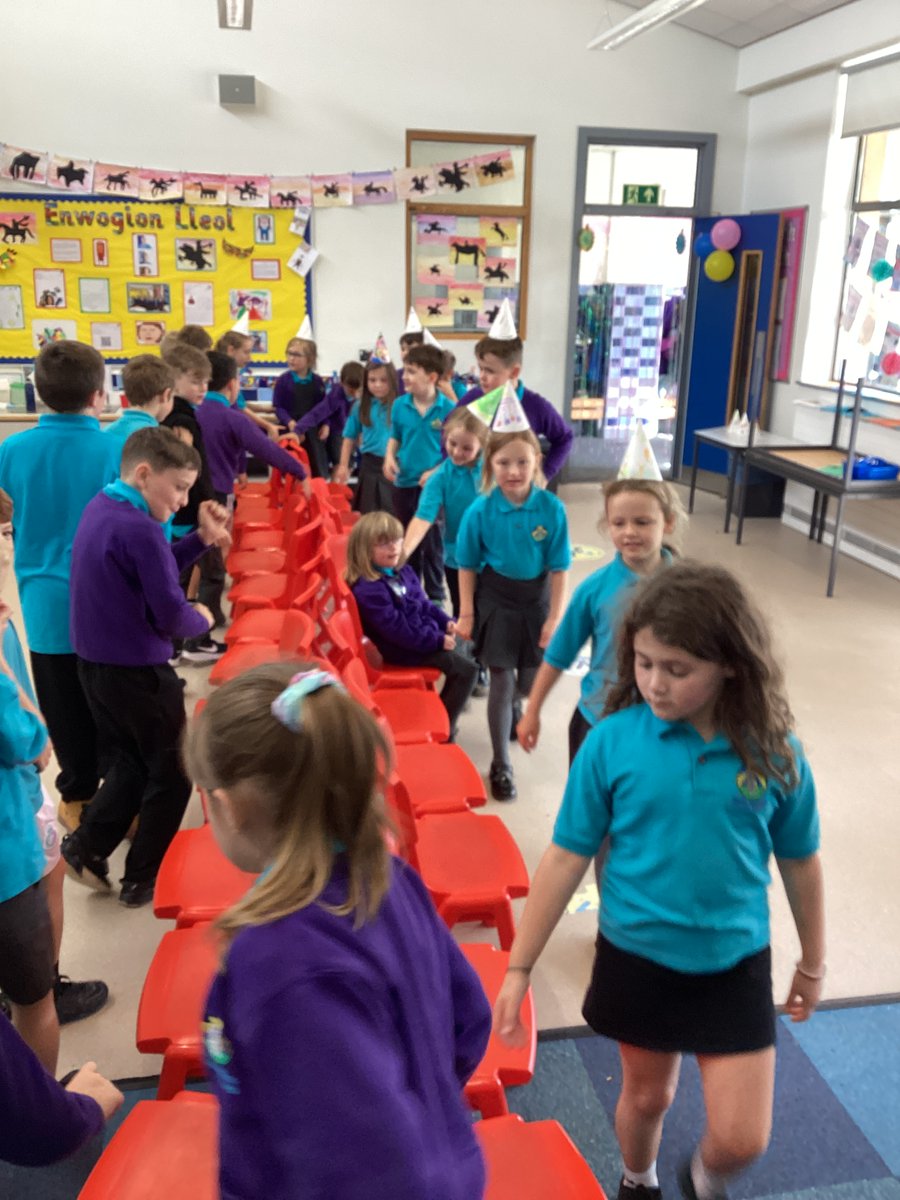 CarregHirfaen's tweet photo. Dosbarth Caio yn mwynhau diwrnod datgelu thema, ‘Dathliadau’. #datgeluthemaCH #CaioCH https://t.co/y6bavnJKS8