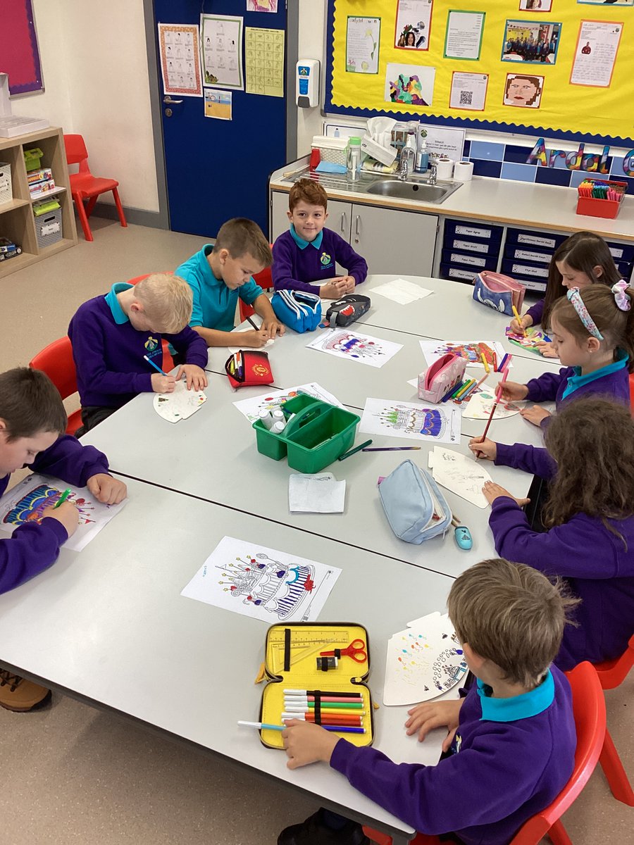 CarregHirfaen's tweet photo. Dosbarth Caio yn mwynhau diwrnod datgelu thema, ‘Dathliadau’. #datgeluthemaCH #CaioCH https://t.co/y6bavnJKS8
