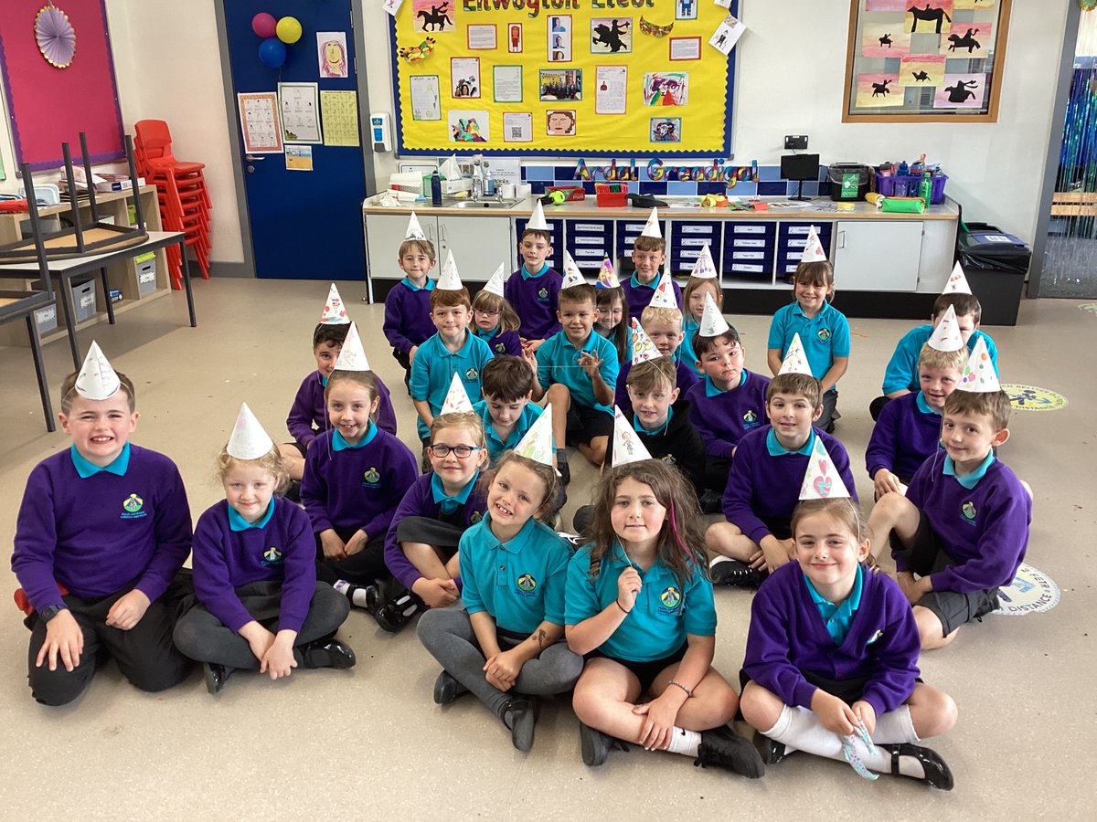 CarregHirfaen's tweet photo. Dosbarth Caio yn mwynhau diwrnod datgelu thema, ‘Dathliadau’. #datgeluthemaCH #CaioCH https://t.co/y6bavnJKS8