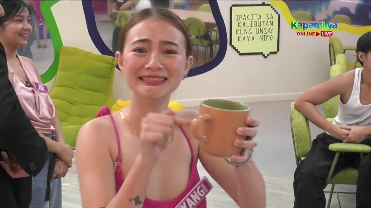 PBBabscbn's tweet photo. Fyang, hugasan niyo 'yang baso na ginamit ni Joshua! 🤣 #PBBGen11HappyForYou https://t.co/LtOACYSwH0