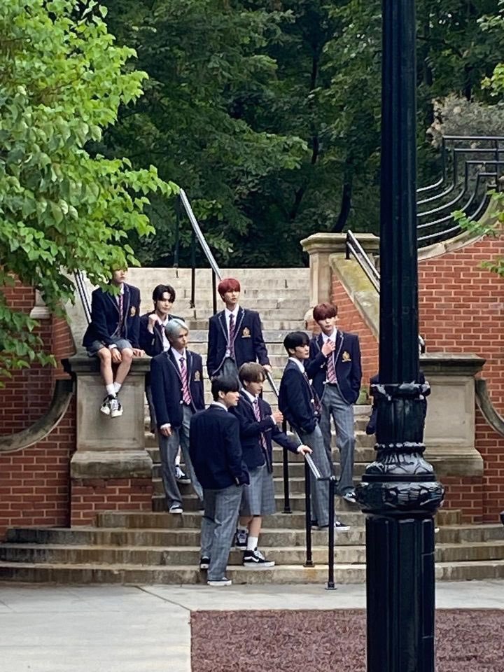 크래비티 3대 미스터리 :
1) 세계관에서 왜 9명 중에 7명은 동갑이고 미니즈는 한 살 어린가
2) 작년 여름에 미국에서 교복 입고 찍었다던 촬영분은 언제 풀리는가