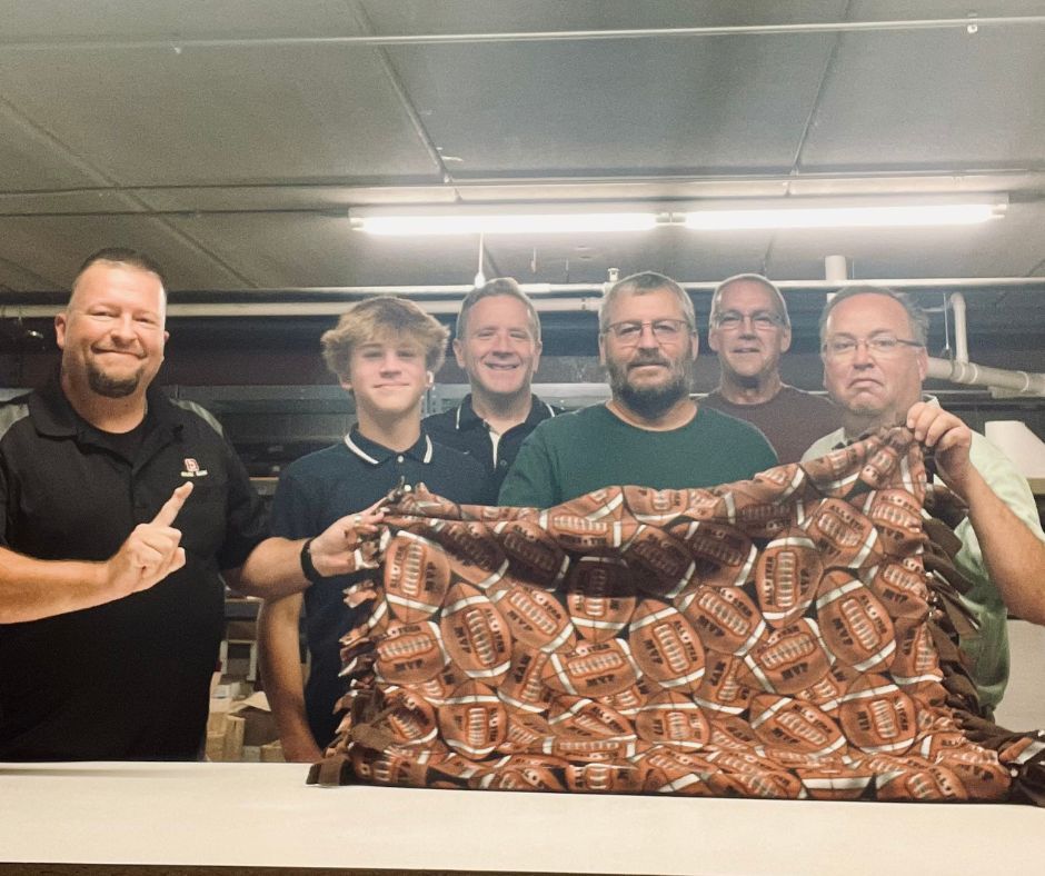 ParkBankMadison's tweet image. Our Park Bank team crafted 30 tie blankets for Meriter Hospital. Every day, the hospital carries out 10-15 surgeries on children aged 2-10. #GiveBackMoveForward