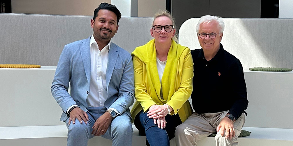 Hörtipp: Carl-Eduard Meyer zu Gast im #naPodcast

Zum 35. Firmengeburtstag von news aktuell begeben sich Petra Busch und Vithunan Lingeswaran mit na-Gründungsvater Carl-Eduard Meyer auf eine Zeitreise durch 35 Jahre „Rocking PR“. medienrot.de/hoertipp-carl-…