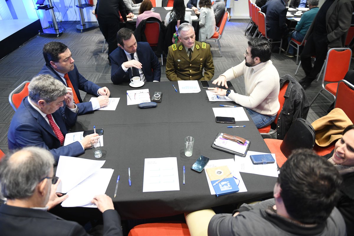 PDI_CHILE's tweet photo. El Director General, Eduardo Cerna, participó en la “Primera Sesión de Trabajo del Comité Ejecutivo de #ProyectaChile2050”, iniciativa de la Fundación Encuentros del Futuro que reúne a representantes del mundo académico, científico, político y a distintas reparticiones públicas, con el objetivo de propiciar la creación de una hoja de ruta que aborde los desafíos y oportunidades que enfrentará Chile en las próximas décadas.