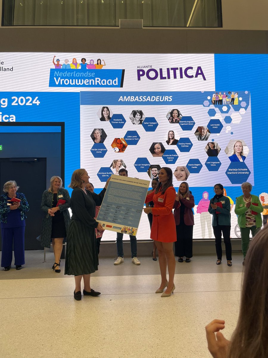 Vandaan aanwezig bij #Prinsessendag over AI &amp; politica. Interessante workshops, goed om tips &amp; ervaringen te delen!

<a href="/liekelamb/">Lieke Lamb 🎤🎥🌍</a> tekende namens <a href="/WomeninTechNL1/">Women in Tech The Netherlands</a> de pledge voor gelijke kansen in de politiek.

Binnenkort verslag over deze dag op de website van <a href="/CDAvrouwen/">CDAVrouwen</a>.