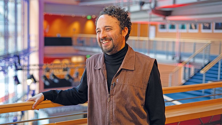 For the newest <a href="/DAAD_Germany/">DAAD News</a> Letter issue, Christina Iglhaut met Dominican filmmaker &amp; former <a href="/DAAD_Artists/">DAAD_Artists</a> fellow Nelson Carlos de los Santos Arias at the 2024 <a href="/berlinale/">Berlinale</a>.
letter-daad.de/en/the-magic-o…