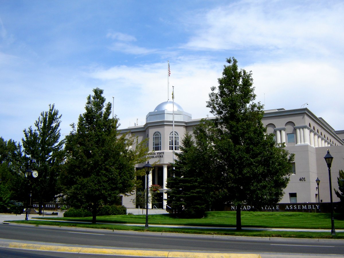 A new <a href="/TheLawmakers/">Center for Effective Lawmaking</a> working paper from <a href="/prof_ehansen/">Eric Hansen</a> (<a href="/LoyolaChicago/">Loyola University Chicago</a>) and Sarah Truel (<a href="/UNC/">UNC-Chapel Hill</a>) examines how the prior experiences of lawmakers affect their performance in office: thelawmakers.org/legislative-re…