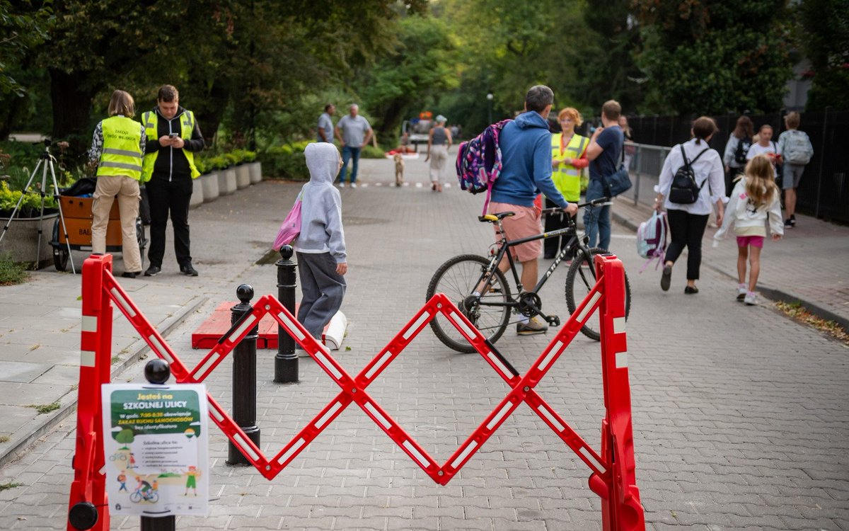 Ruszyła Szkolna Ulica na Reja! Od dziś dzieci z SP23 nie muszą przeciskać się między manewrującymi i cofającymi autami. Dziękujemy <a href="/ZDM/">zdm</a> i <a href="/Ochota/">joe</a> za przygotowanie i wdrożenie projektu. Relacja z dzisiejszego otwarcia Szkolnej Ulicy: bit.ly/reja-otwarcie. (Fot. ZDM)