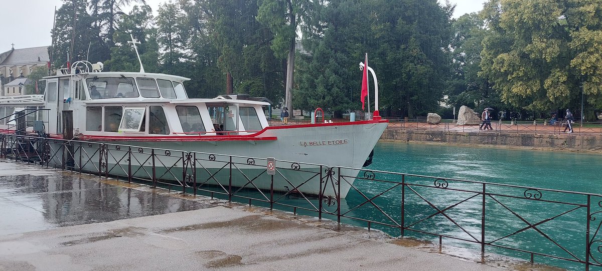 jymastro1's tweet photo. Pas d'étoile 🌞 sur Annecy, mais la Belle Étoile #GeoCosmos @ericchapelle2 va quitter le quai malgré la ☔ https://t.co/FTZqcf7fPQ