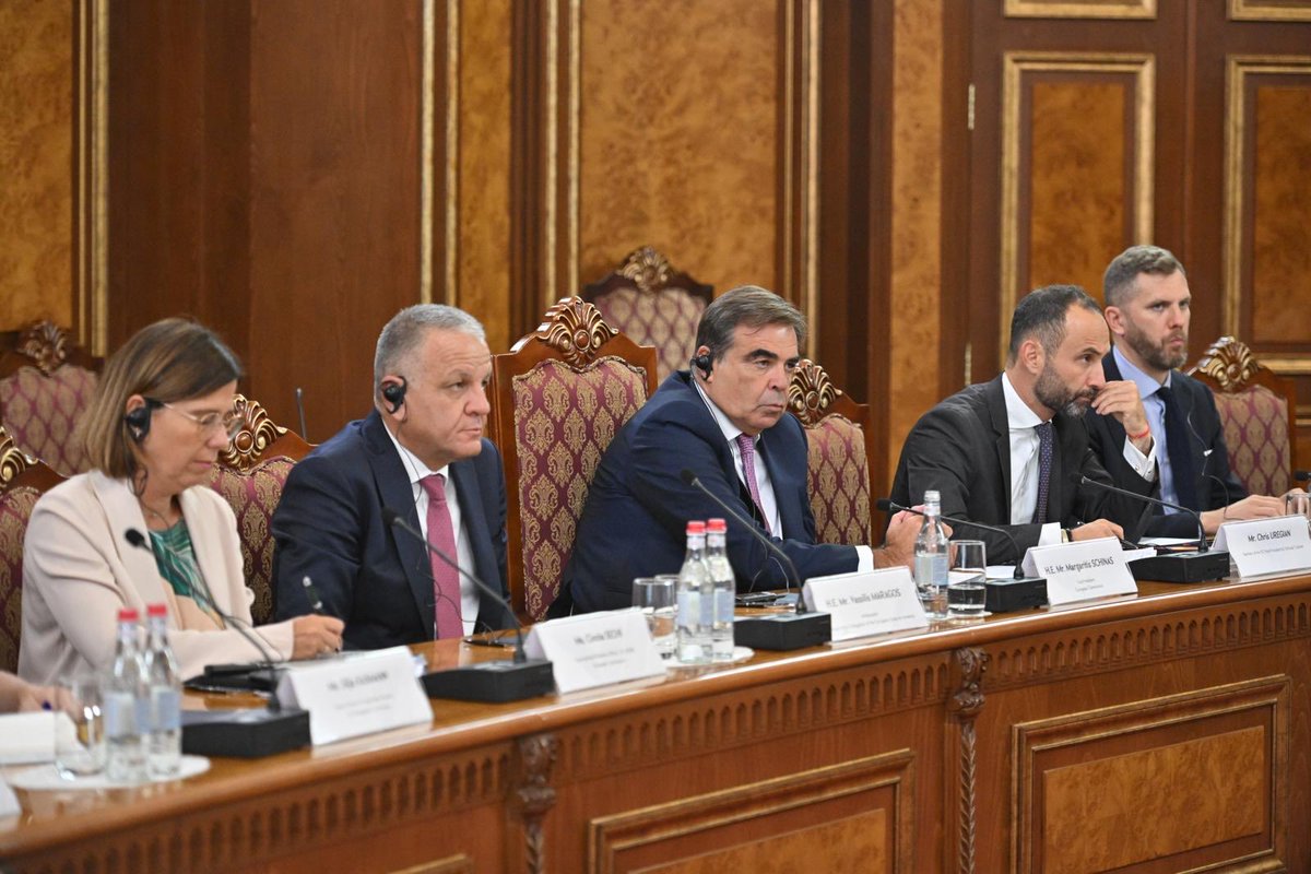 MargSchinas's tweet photo. A big day. Happy to launch the Visa Liberalisation Dialogue with Deputy PM Mher Grigoryan. 

A clear sign of our commitment to enhancing mobility and cooperation with Armenia. 

Bringing people closer together, recognising Armenia’s efforts in strengthening ties with the EU. https://t.co/DsUMi08RHt