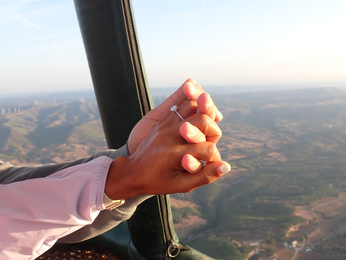 caminsdevent's tweet photo. Un globus  no només és una experiència inoblidable, sinó també el lloc perfecte per fer la gran pregunta. 😍💖 En aquell moment, quan només hi sou vosaltres dos i el món sembla petit, és quan les paraules "Vols casar-te amb mi?" prenen un significat encara més profund.🥰🔥 https://t.co/Fwbv7icLSC