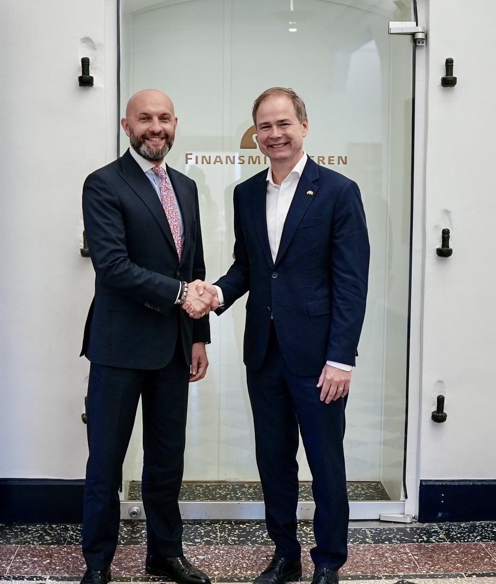 Nicolai Wammen (@nwammen) on Twitter photo Tak for et godt møde i dag til Ukraines ambassadør i Danmark, <a href="/yanevskyi/">Andrii Yanevskyi</a>.
Jeg udtrykte Danmarks utvetydige og vedvarende opbakning til Ukraine i krige mod Rusland. Ambassadør <a href="/yanevskyi/">Andrii Yanevskyi</a> takkede Danmark og danskerne for vores hjælp. Slava Ukraini 🇺🇦🇩🇰💪 Tak for et godt møde i dag til Ukraines ambassadør i Danmark, <a href="/yanevskyi/">Andrii Yanevskyi</a>.
Jeg udtrykte Danmarks utvetydige og vedvarende opbakning til Ukraine i krige mod Rusland. Ambassadør <a href="/yanevskyi/">Andrii Yanevskyi</a> takkede Danmark og danskerne for vores hjælp. Slava Ukraini 🇺🇦🇩🇰💪