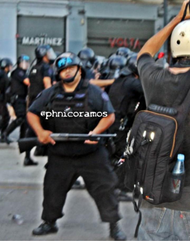 RicardoSar19331's tweet photo. No hay que pegar a los abuelos. Yo no le pegó ni a mi abuela ni a ningún abuelo. Hay que ayudarlos a qué tengan vida digna con un salario adecuado.
Los policías tienen o tuvieron abuelos https://t.co/BGTgfj683x