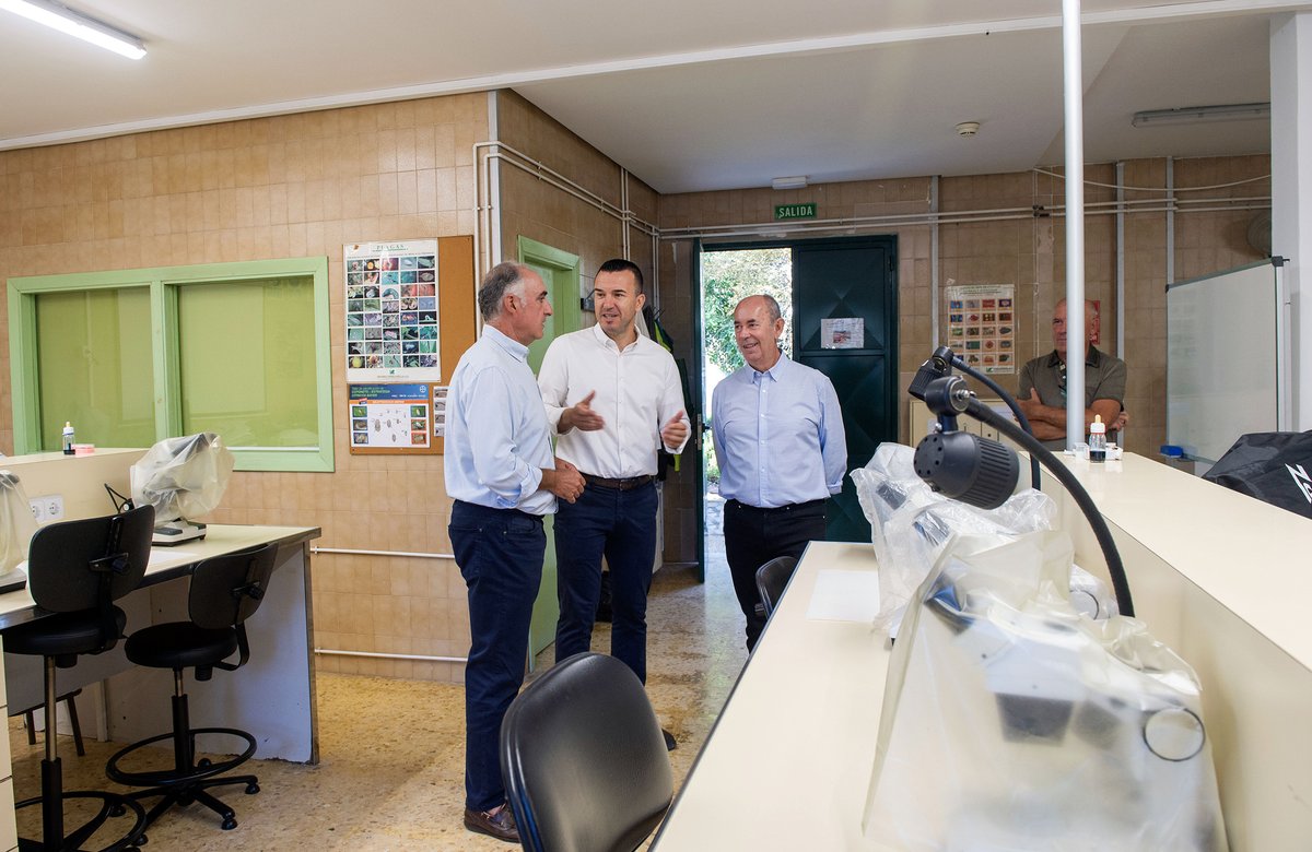 Vicente_Mompo_'s tweet photo. Acompanyem als alumnes de l'Escola de Capatassos de la @dipvalencia en el seu primer dia.

Invertirem en les instal·lacions per a oferir-los les millors ferramentes, perquè el seu talent i esforç són claus per a liderar la regeneració del sector agrícola.

https://t.co/10b8wPmS68 https://t.co/Pvli9VWftF
