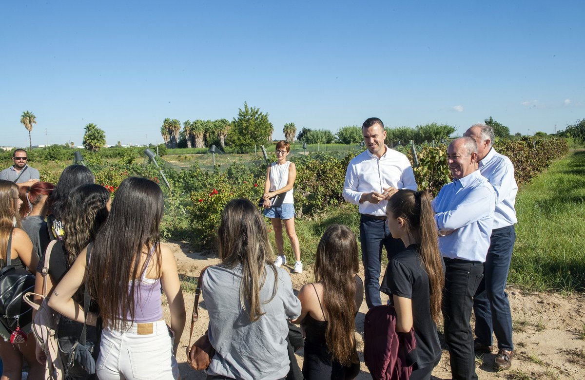Vicente_Mompo_'s tweet photo. Acompanyem als alumnes de l'Escola de Capatassos de la @dipvalencia en el seu primer dia.

Invertirem en les instal·lacions per a oferir-los les millors ferramentes, perquè el seu talent i esforç són claus per a liderar la regeneració del sector agrícola.

https://t.co/10b8wPmS68 https://t.co/Pvli9VWftF