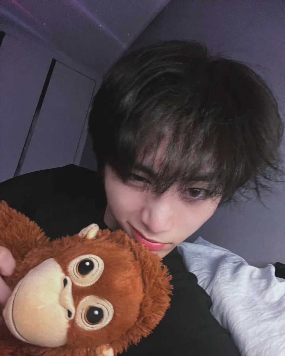 d4ybnd's tweet photo. 무슨 우주조명같은거 켜놓응거 갱귀엽다진짴ㅋㅋ https://t.co/sAzEdBrcUk