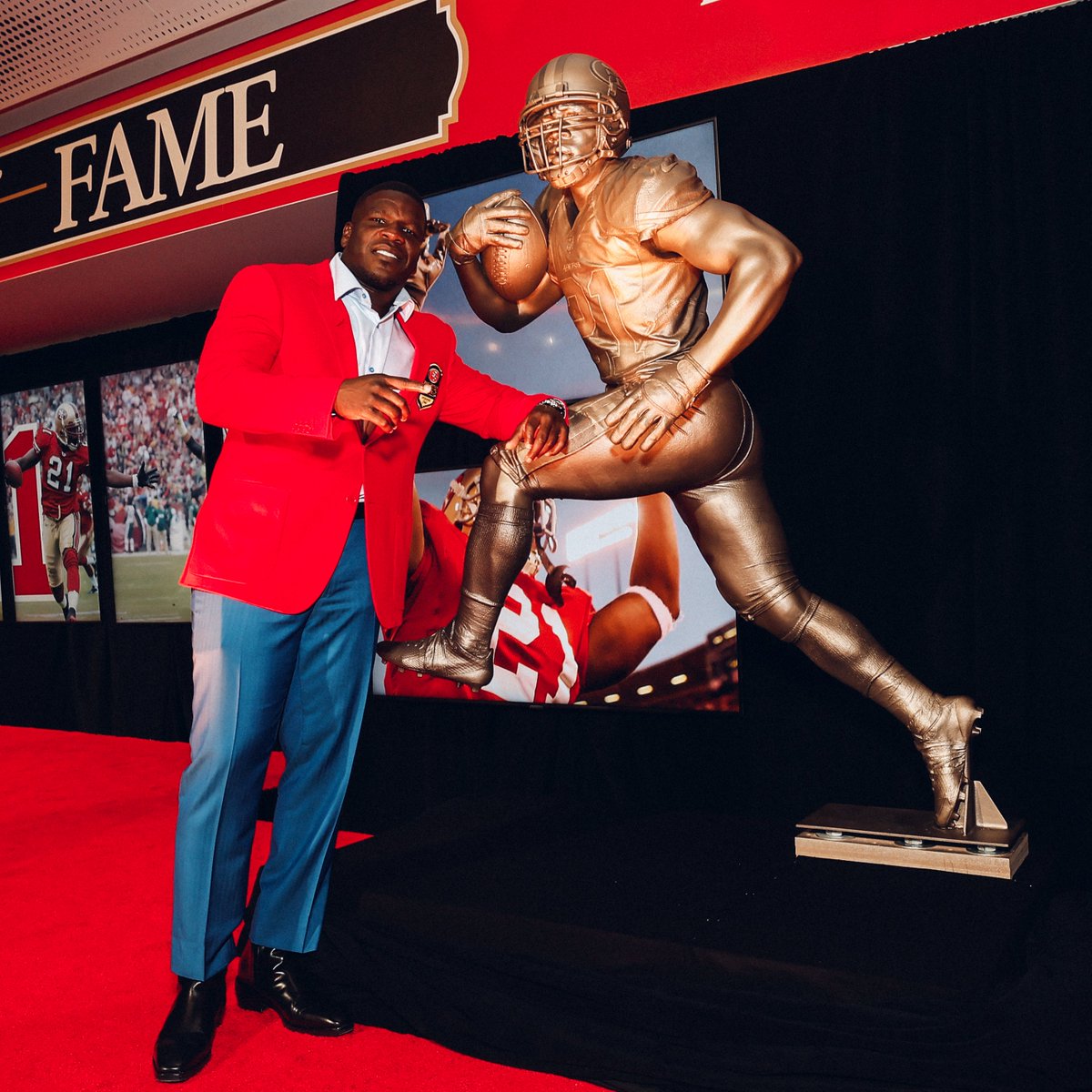 49ers's tweet photo. Red jacket official. 

@frankgore x #FTTB https://t.co/9au4XKGrlN