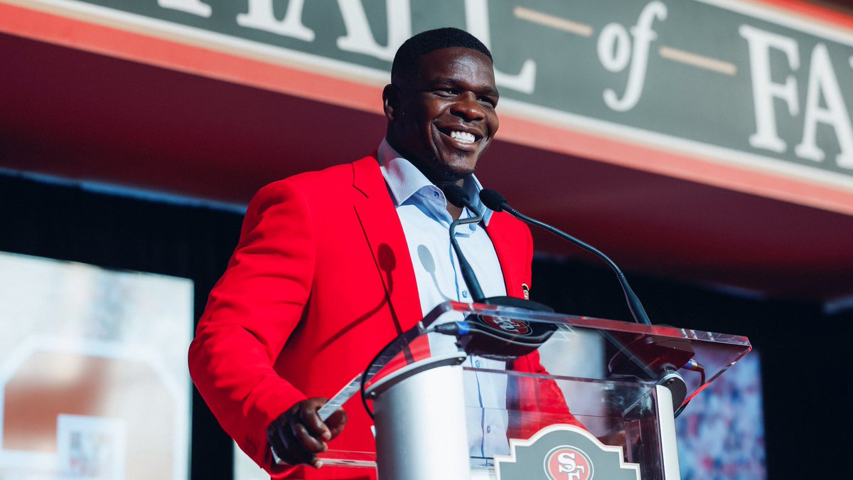 49ers's tweet photo. Red jacket official. 

@frankgore x #FTTB https://t.co/9au4XKGrlN